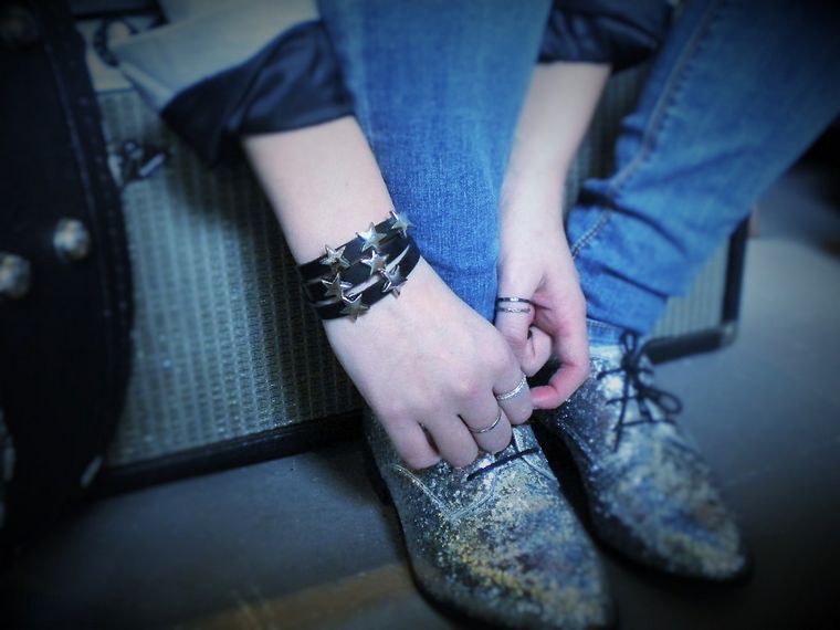 bracelet cuir et étoiles